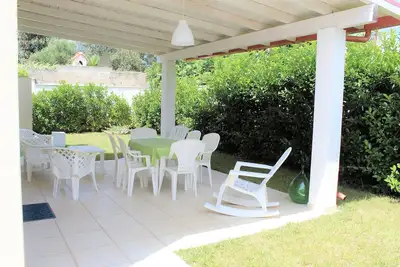 Charmante maison entourée par c vert. a. 150 mt de la mer belle