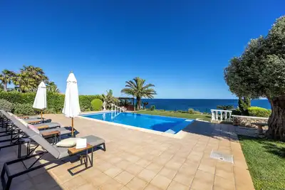 Image de Villa Oceanfront exclusive et élégante avec piscine o et vue sur la mer à couper le souffle