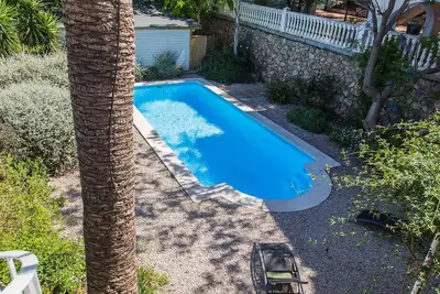 Image de retraite tranquille avec la montagne, mais une étape de la mer