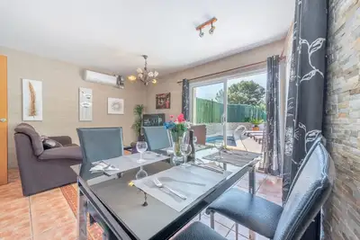 Image de Belle maison jumelée avec piscine et climatisation près de la plage