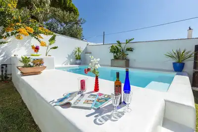 Image de Maison Ibicenca Conil, près de la plage, parking, jardin, solarium, barbecue.