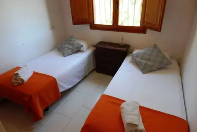 Image de Villa avec 2 chambres à coucher, piscine privée et terrasse ensoleillée.