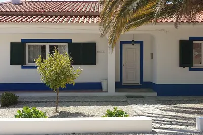 Image de Retraite familiale paisible au bord de la piscine, à seulement quelques minutes de la plage