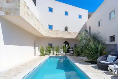 Image de appartement moderne avec jardin privé, Ac et Wi-Fi, 2 chambres doubles