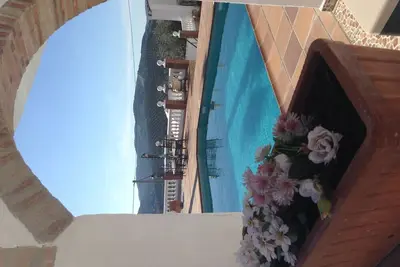 Image de piscine appartement de côté avec une terrasse privée sur le toit grand luxe