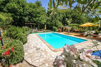 Image de Maison avec piscine privée (cloturée\/securisée). 6 chouchages.