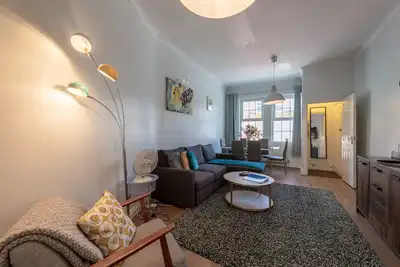 Image de Spacieux bien décoré 2- Bed 1- Bath Apt - propre central, WiFi gratuit 6-8 personnes