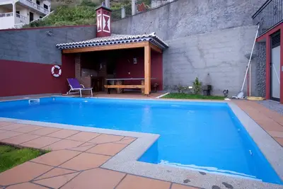 Image de Boat House, maison rustique, avec piscine chauffée avec vue sur la mer