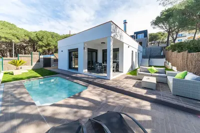 Image de Elia: Maison moderne avec piscine Ă 200m de la plage MontgĂł