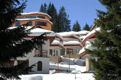 Image de Abordable vacances Chalet de ski. Village tranquille dans un bois près de Pamporovo