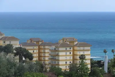 Appartement élégant près de la plage, vue mer + montagne Wifi gratuit Parking gratuit Piscines