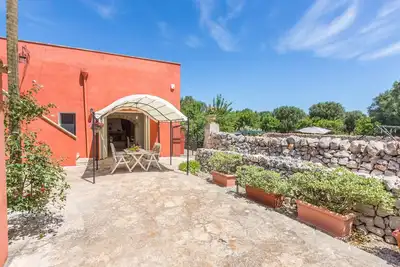Image de Maison typique aux toits voûtés. Jardin privé et clôturé. Intimité. Mer à 10 km.