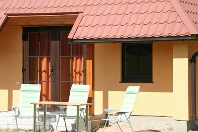 Image de Maison individuelle entourée de bois et de prairies, à 250 m du lac.