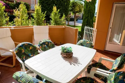 Image de Appartement au rez-de-chaussée 2 chambres. 2 salles de bains. 150m de plage. Piscine. Parking. Climatisation par conduits.