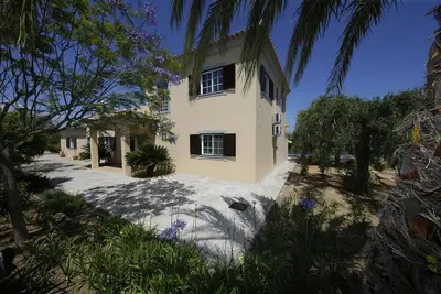 Image de Villa de 4 chambres dans un endroit paisible, avec A \/ C, piscine privée, jardin, espace barbecue.