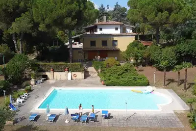 Image de Votre détente à 3 km de la mer. Piscine privée et parc. Idéal pour 12 personnes.