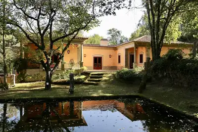 Image de Villa de luxe avec piscine privée entourée de jardins étonnants