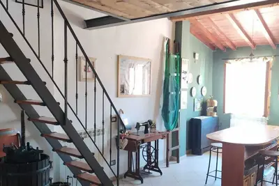 Caractéristique appartement toscane dans un village médiéval près de Florence