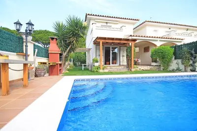 Amelia: Maison moderne avec piscine et jardin près de la plage