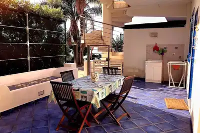 Image de Appartement d'une chambre de style éolien avec grande terrasse donnant sur la mer