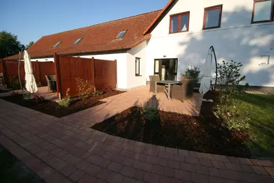 Image de haut! Appartement situé pour 2 personnes, chambre, cuisine, salle de bain à droite sur l'eau