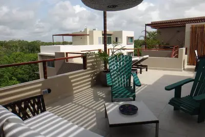 Image de Penthouse chic, terrasse sur le toit avec vue, jardin et piscine, parking
