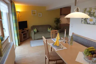 Image de Appartement confortable avec terrasse, pelouse, aire de jeux, Wi-Fi gratuit, animaux de compagnie