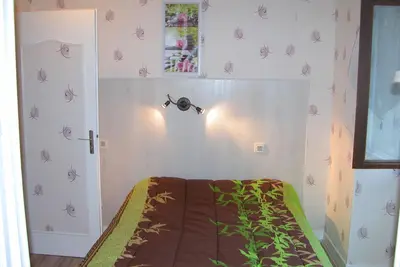 Image de beau studio au Rdc de plein pied face aux thermes