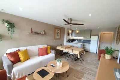 Image de Appartement climatisé avec terrasse, petite vue mer, au pied de la plage