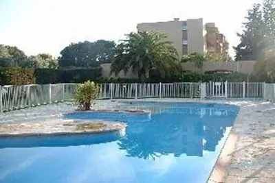 Charmant, ensoleillé, confortable, 2 pièces Antibes, très proche mer A Pied