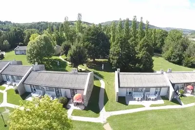 Image de Espalion, agréable studio pour 2 personnes, piscine chauffée, idéal en couple.