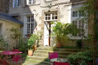 Image de Appartement dans bel immeuble 17ème siècle, St Malo intra muros, proche plages