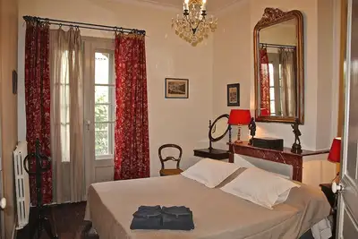 Image de Maison Marguerite de Provence à l'intérieur des remparts