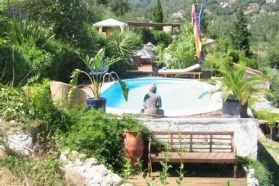 Image de Grande villa au milieu d'une végétation luxuriante
