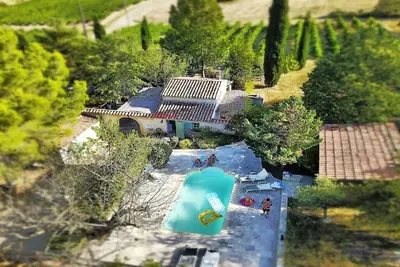 Image de Le Charme d'une Propriété  authentique au pied du Lubéron