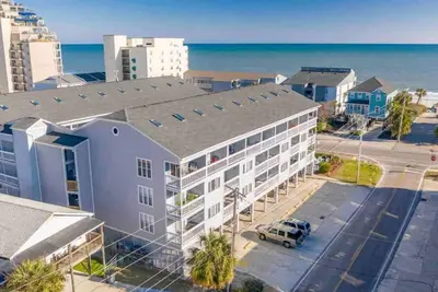 Image de Condo de plage récemment rénové avec vue sur l'océan