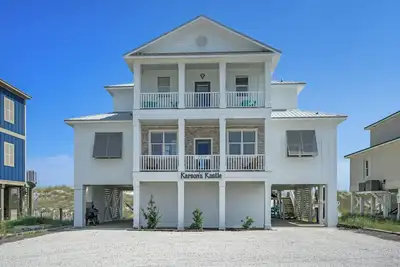 Image de Peaceful Beach Front House ~ 4 chambres en bord de mer avec balcon ~ salle de jeux!