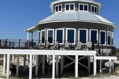 Image de Belle propriété en front de mer, accès à la piscine (partagée par 3 maisons), très calme.