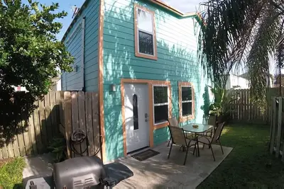Image de 1 pâté de maisons de la plage, animaux acceptés, WiFi, DirectTV