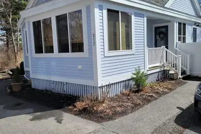 Cute year round duplex unit with bonus private living room - Comes with golf cart!