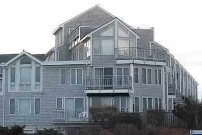 Image de Disponible pour la location d'hiver! Maison de luxe, à quelques pas de la plage et de superbes vues + terrasses!