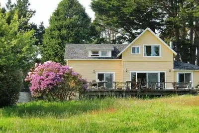 Image de Mendocino Beach House avec vue et chemin de la plage directement à partir de la cour!