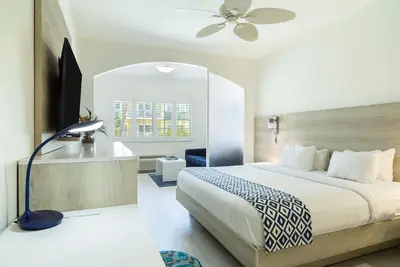 Image de Studio King avec Vue sur la Piscine - La station la plus abordable dans les îles Turks et Caicos