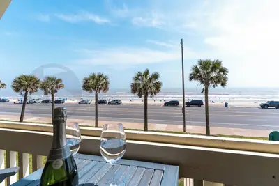 Image de Retraite de sirène - Votre station de relaxation, en bord de mer à l'aube