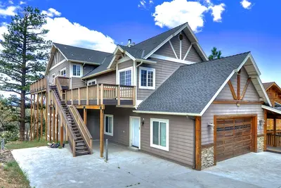Image de Sky High Estate a une vue imprenable sur le lac! Spa et table de billard!