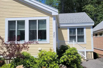 Beautiful Year Round Duplex Unit With Custom Kitchen & Large Private Patio