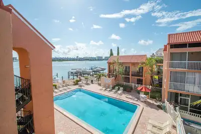 Image de Communauté riveraine fermée avec piscine chauffée et nouvelle terrasse ensoleillée