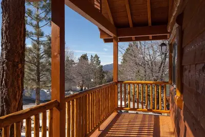 Image de nouvelle Belle maison offre une vue sur la forêt et une colline de traîneau!