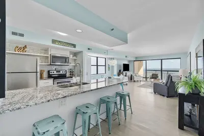 Image de ~ * ÉLÉGANT Et RÉNOVÉ! * ~ Condo Direct Oceanfront 2br / 2ba Confortable Et Propre