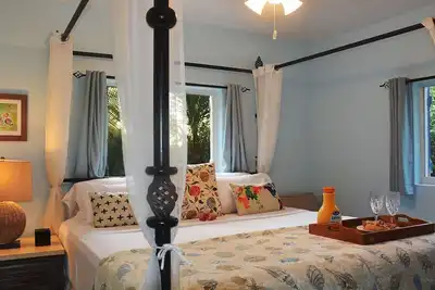 Image de Vues à couper le souffle sur l'océan, situé au centre, et à seulement 1700 pieds de Grace Bay Beach